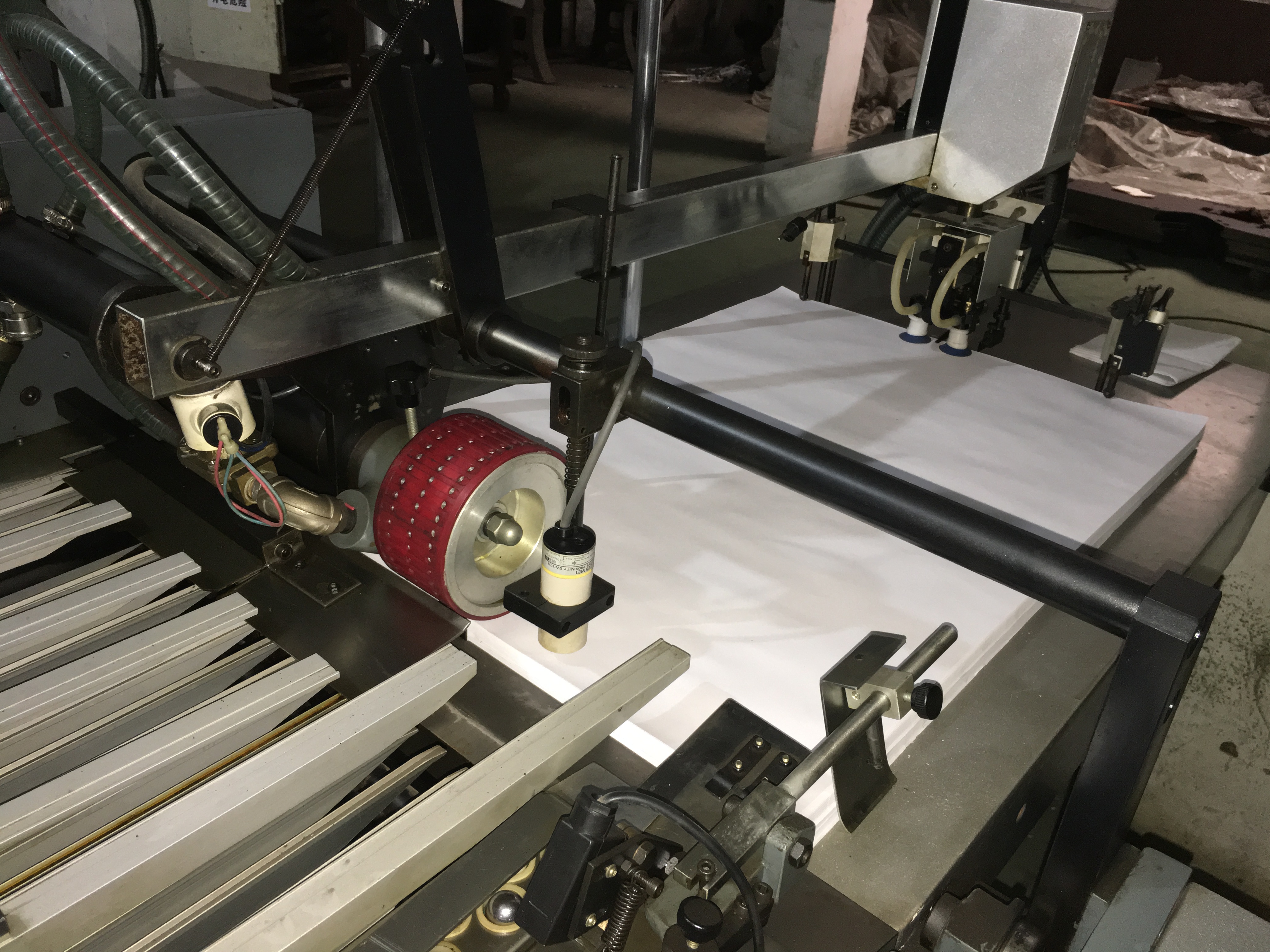 Mesin lipat kertas otomatis untuk penggunaan industri pencetakan